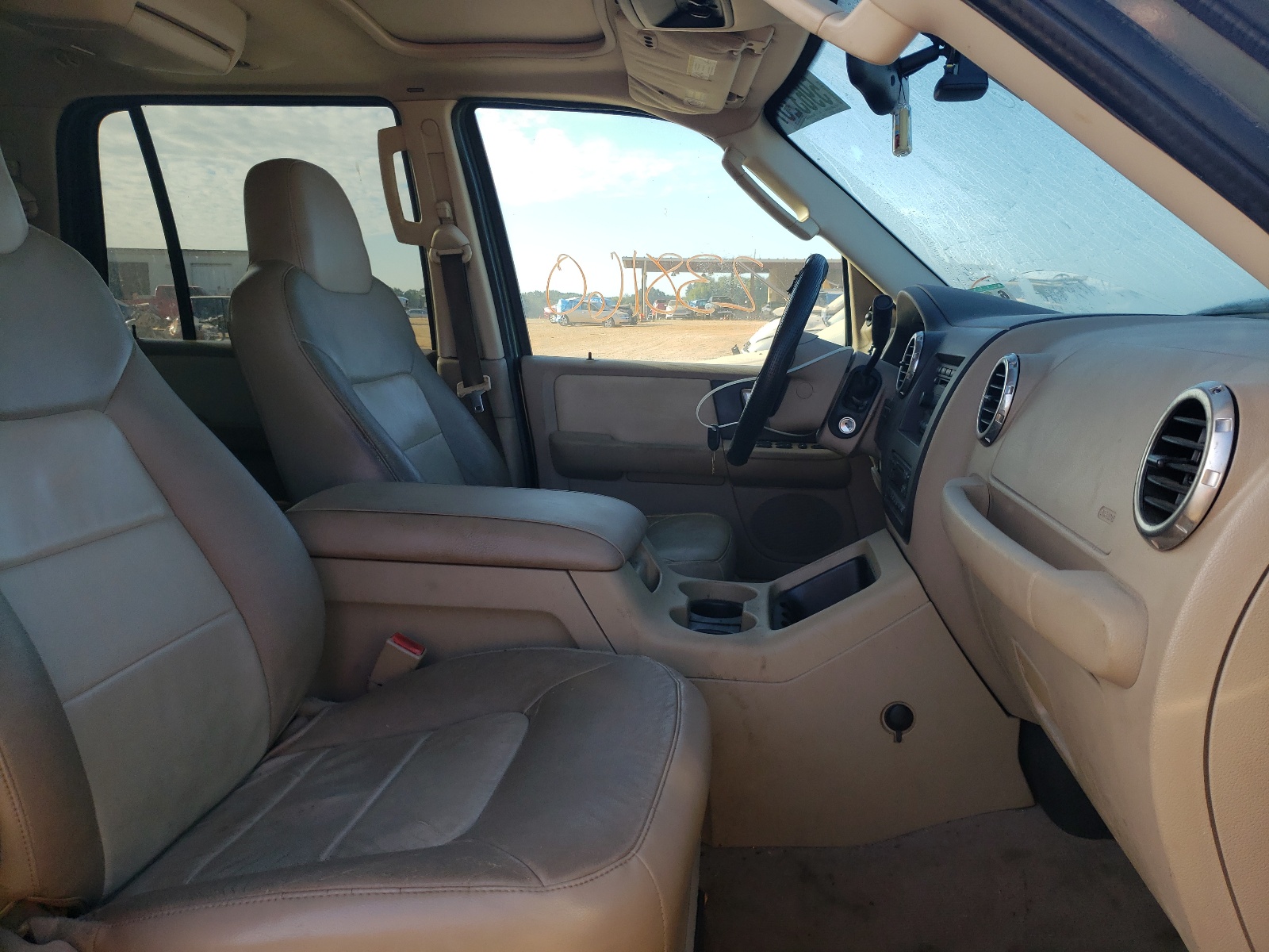 Photo 5 from auction – 2004 FORD EXPEDITION with VIN 1FMFU17L84LB12114
