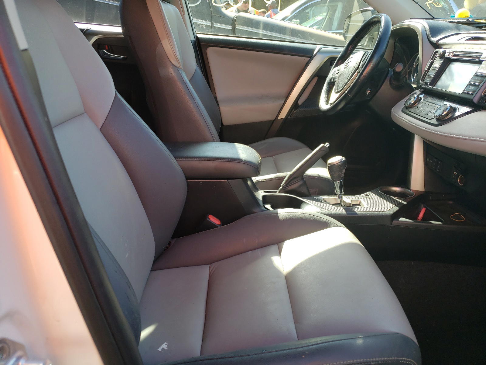 Photo 5 from auction – 2015 TOYOTA RAV4 LIMIT with VIN JTMDFREV9FD162719