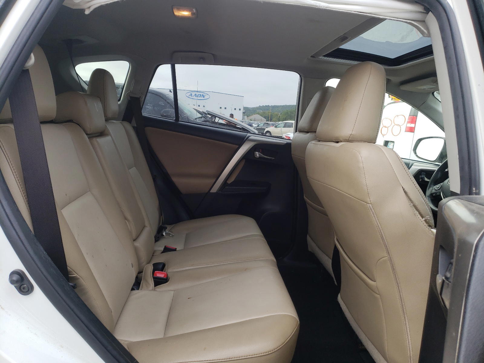 Photo 6 from auction – 2014 TOYOTA RAV4 XLE with VIN JTMWFREV0EJ007324