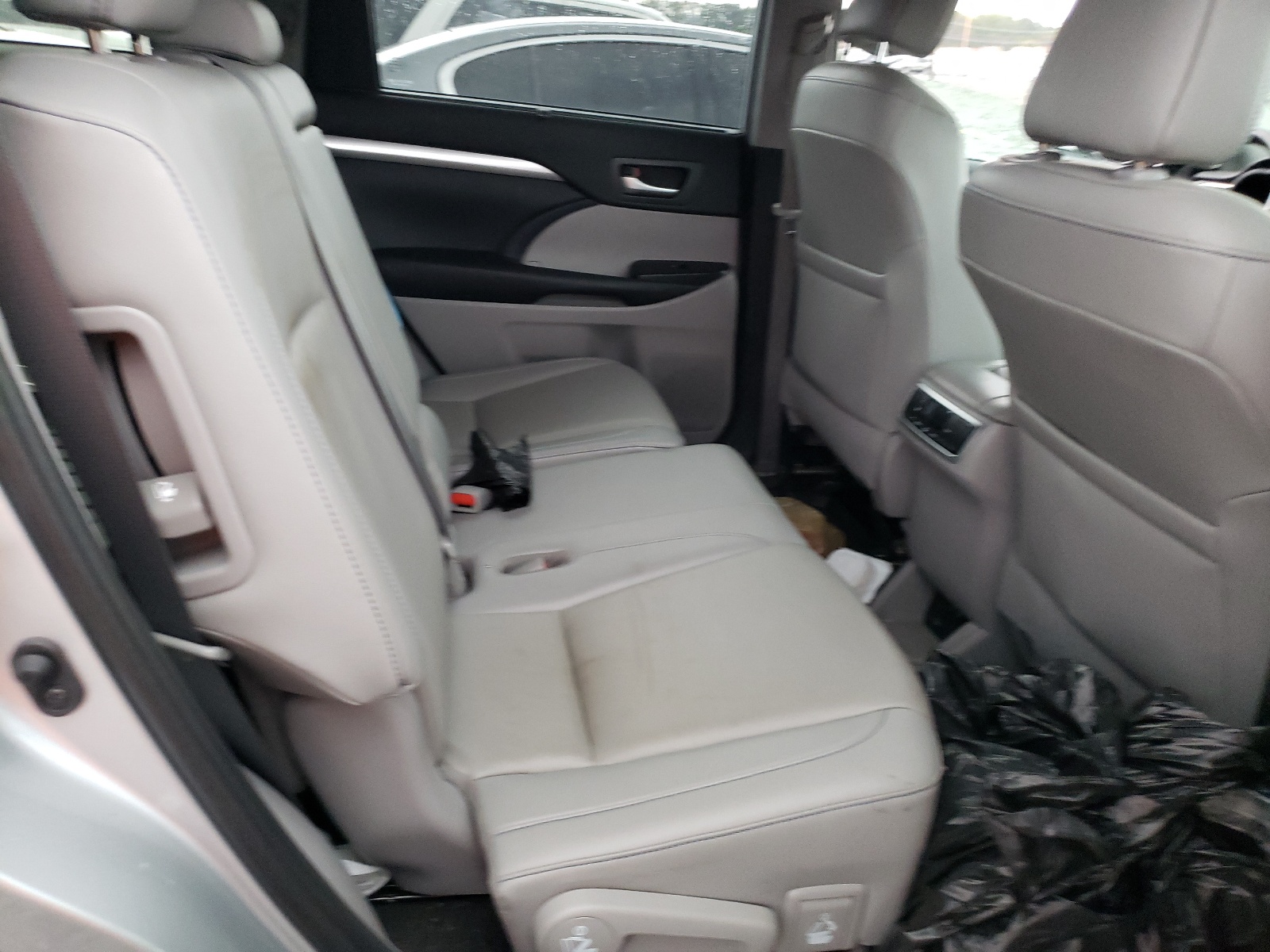 Photo 6 from auction – 2019 TOYOTA HIGHLANDER with VIN 5TDJZRFH2KS573588
