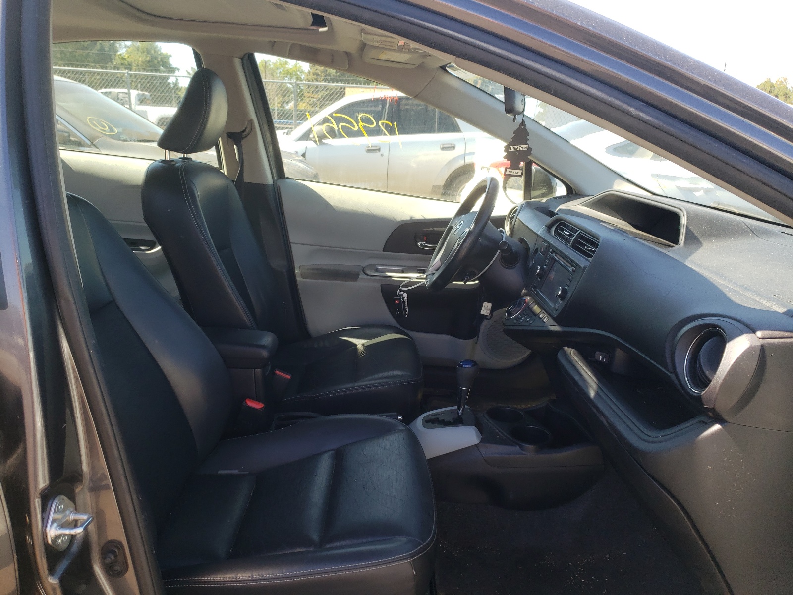 Photo 5 from auction – 2013 TOYOTA PRIUS C with VIN JTDKDTB34D1053628