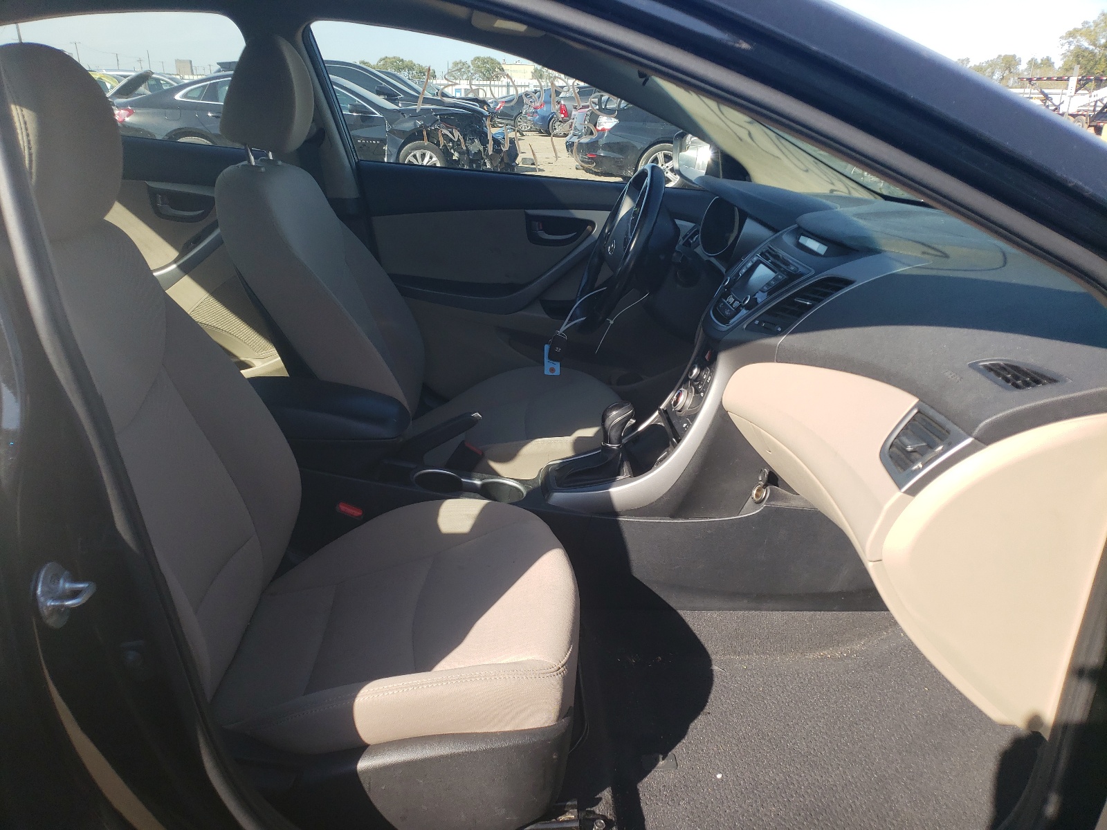 Photo 5 from auction – 2016 HYUNDAI ELANTRA SE with VIN 5NPDH4AE7GH771564