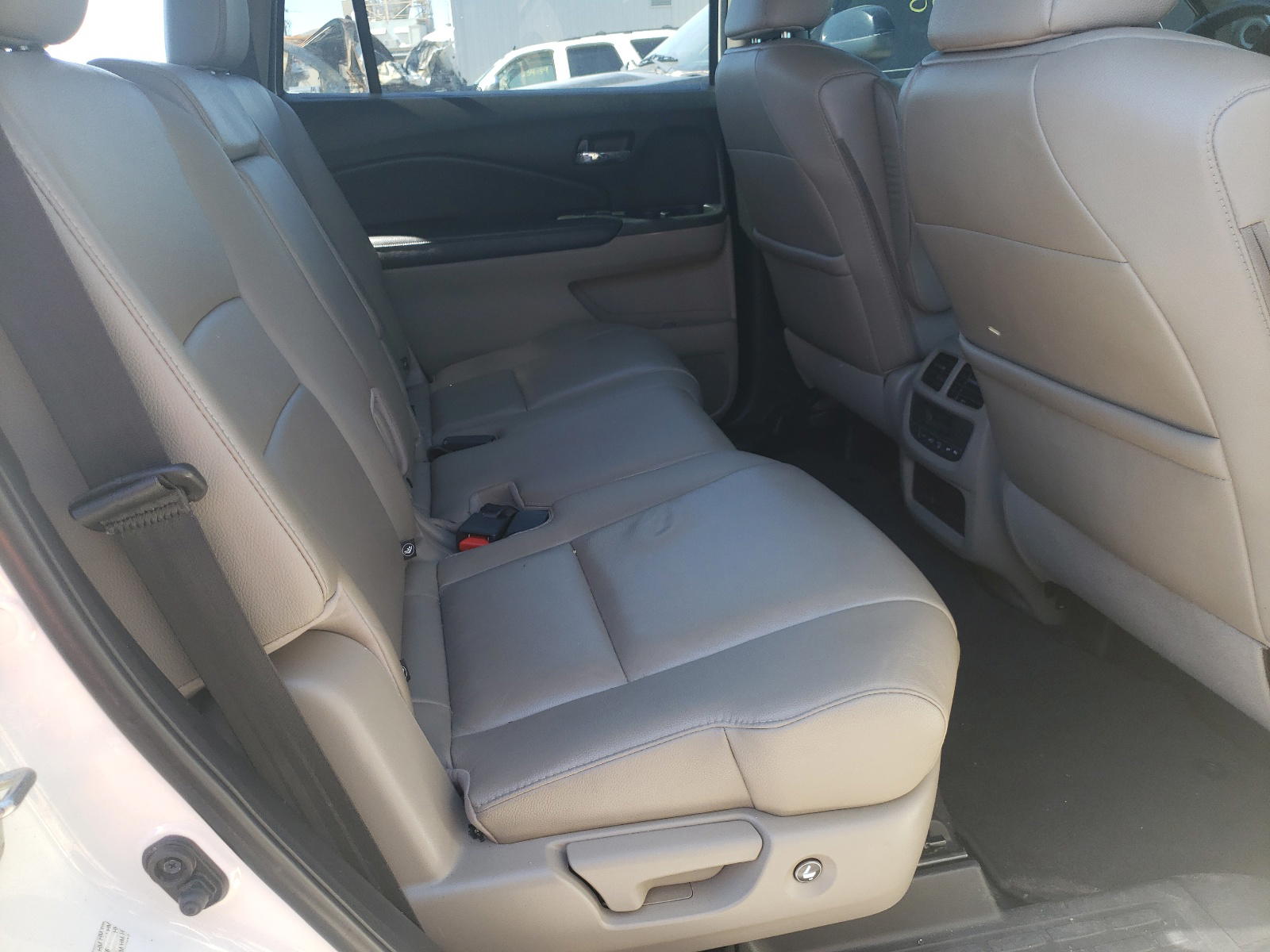 Photo 6 from auction – 2016 HONDA PILOT EXL with VIN 5FNYF5H53GB007616