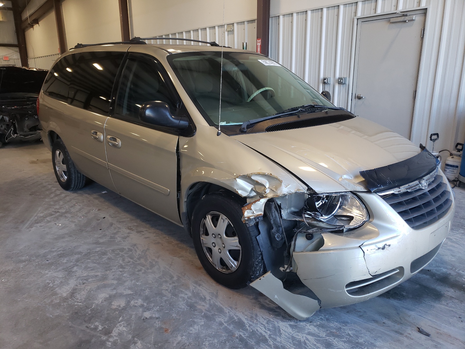 CHRYSLER TOWN & COU 2005 with VIN 2C4GP44R25R197292 - Photo from auction