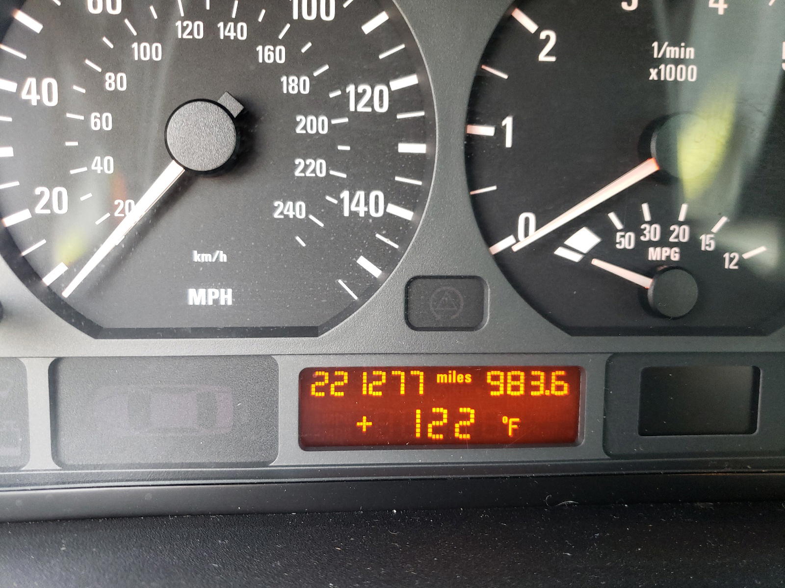 Photo 8 from auction – 2003 BMW 325 I with VIN WBAET37403NJ27715