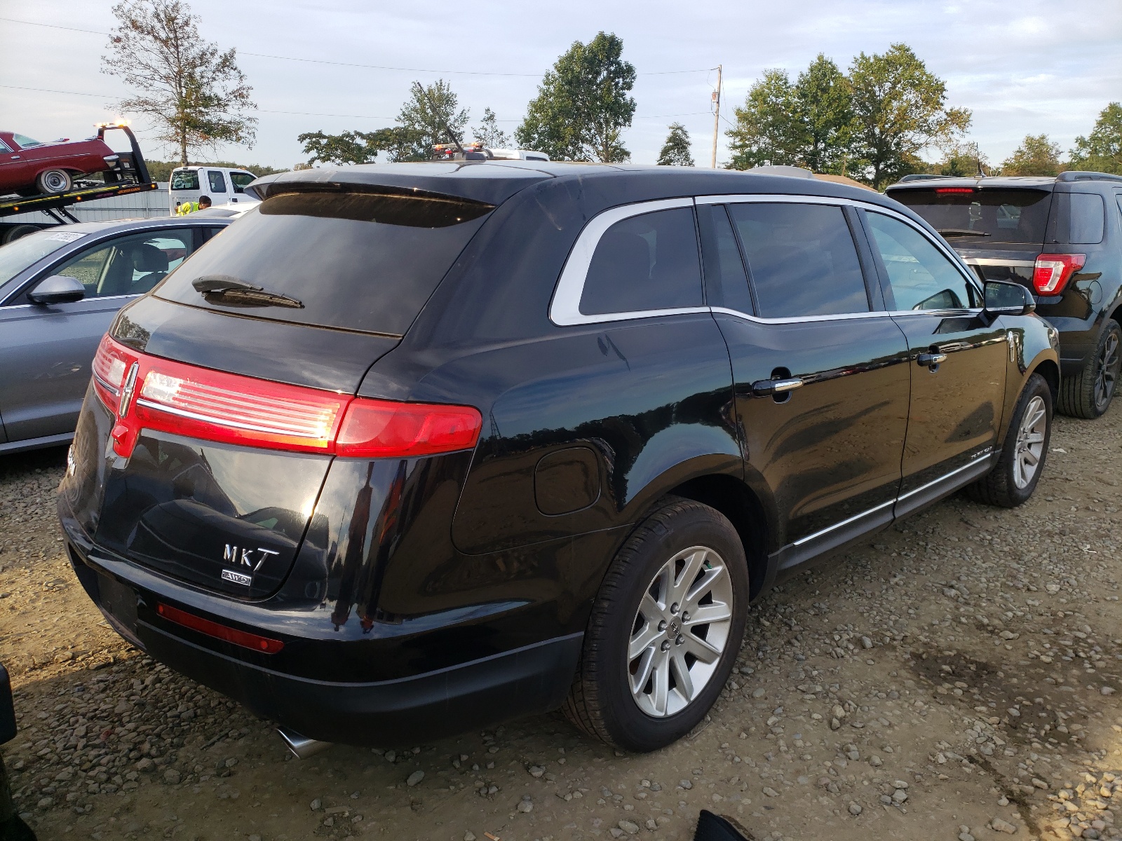 Photo 4 from auction – 2017 LINCOLN MKT with VIN 2LMHJ5NK1HBL01426