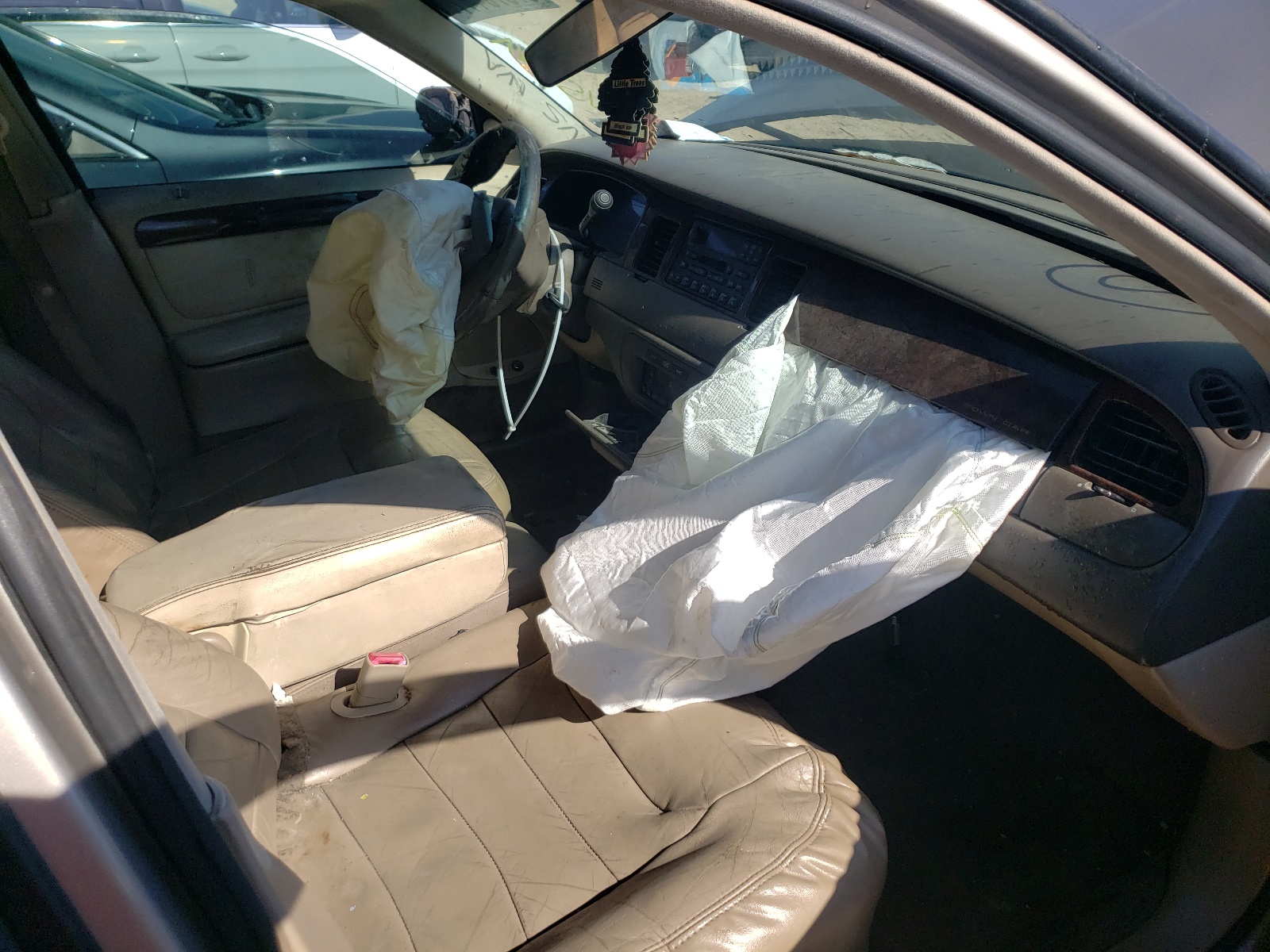 Photo 5 from auction – 1999 LINCOLN TOWN CAR E with VIN 1LNHM81W0XY690705