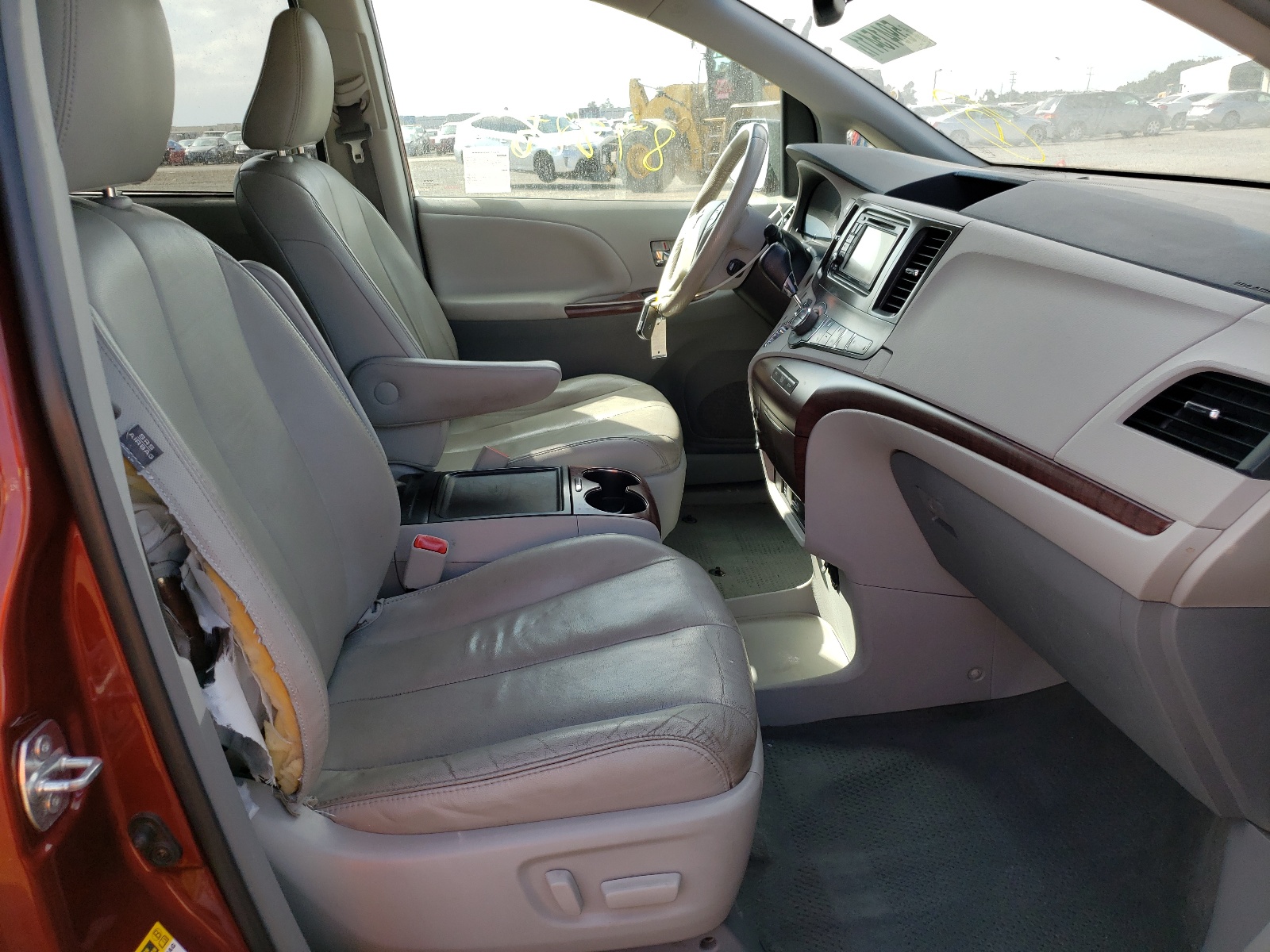 Photo 5 from auction – 2014 TOYOTA SIENNA XLE with VIN 5TDYK3DC6ES441476
