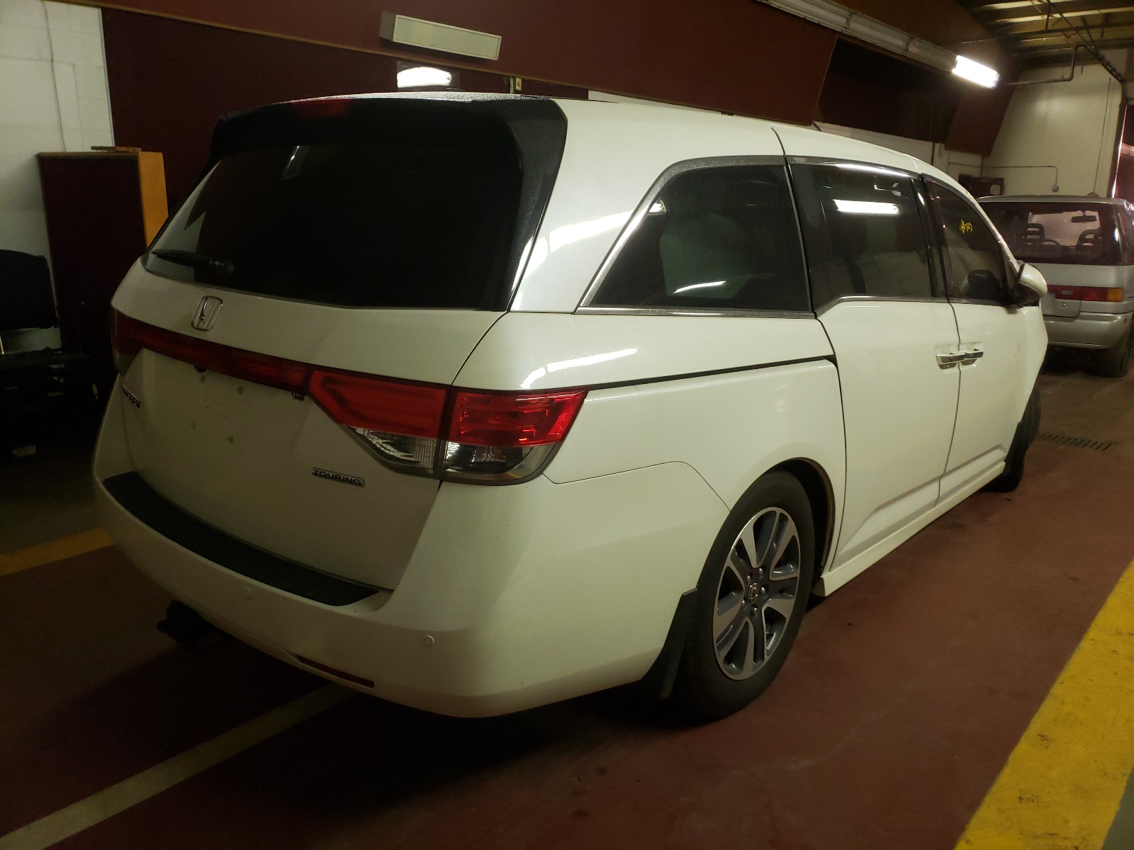 Photo 4 from auction – 2014 HONDA ODYSSEY TO with VIN 5FNRL5H90EB039128