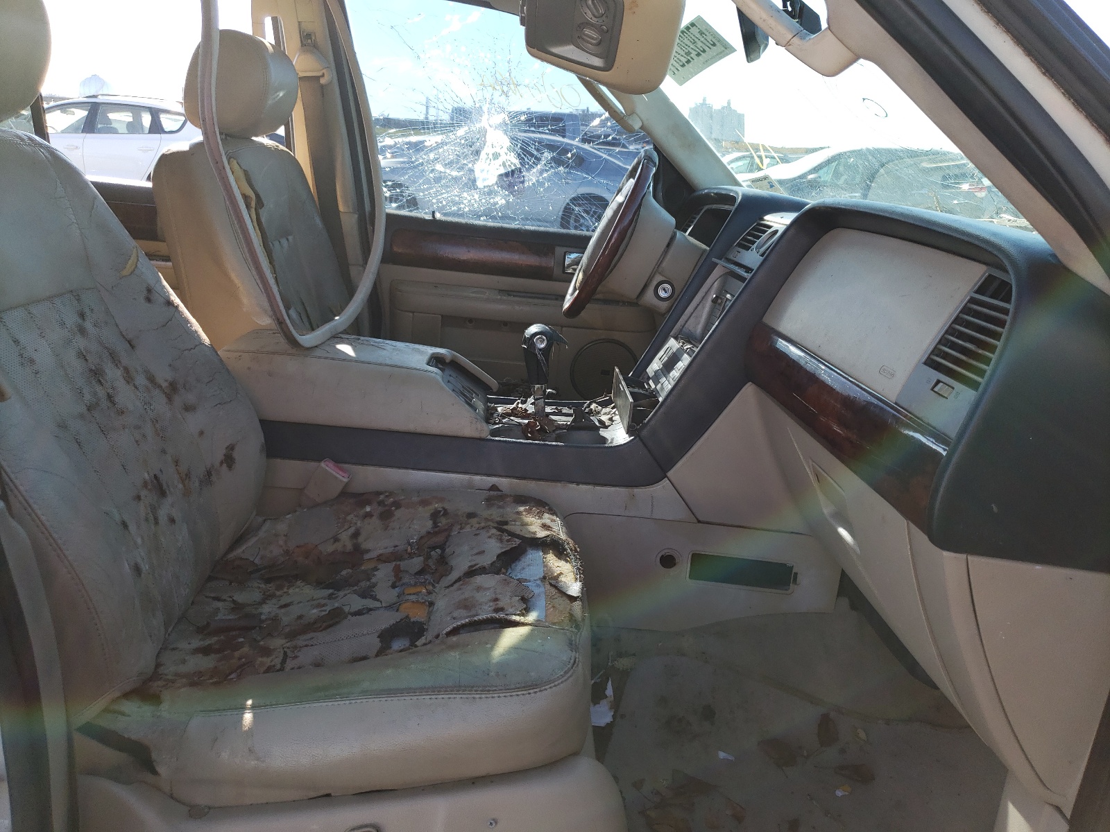 Photo 5 from auction – 2005 LINCOLN NAVIGATOR with VIN 5LMFU27585LJ08392