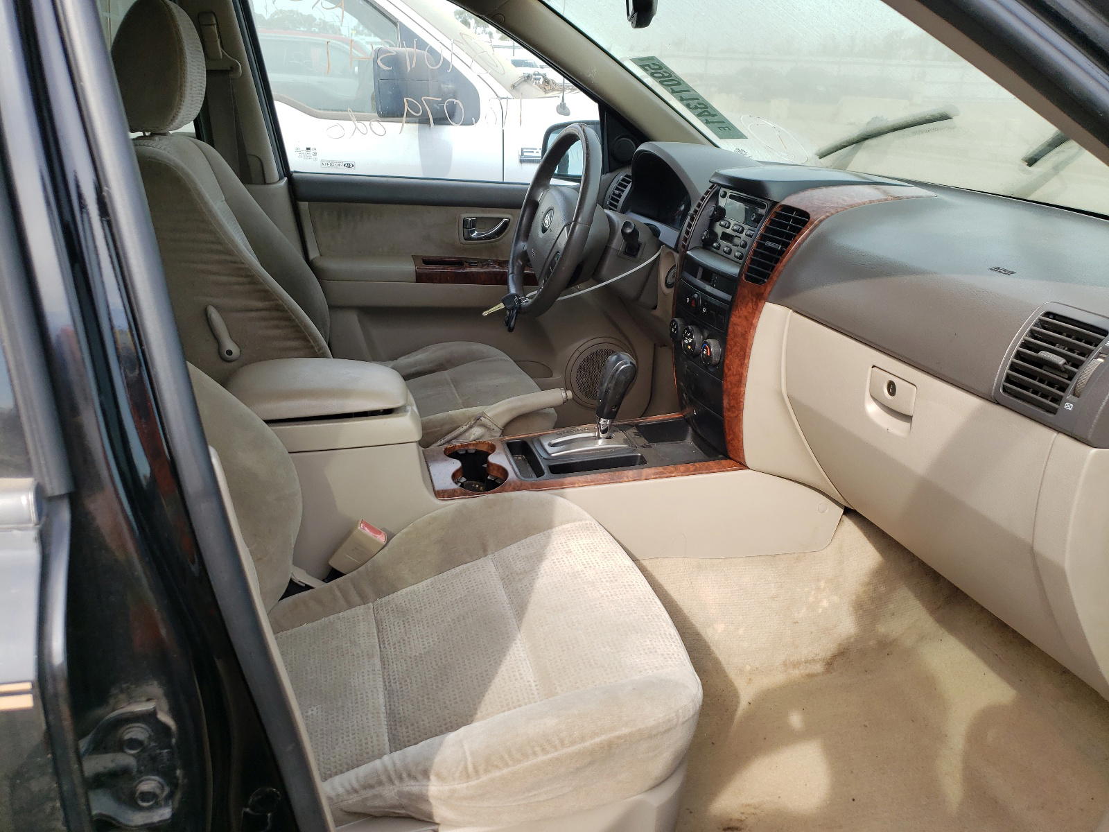 Photo 5 from auction – 2004 KIA SORENTO EX with VIN KNDJD733445194497