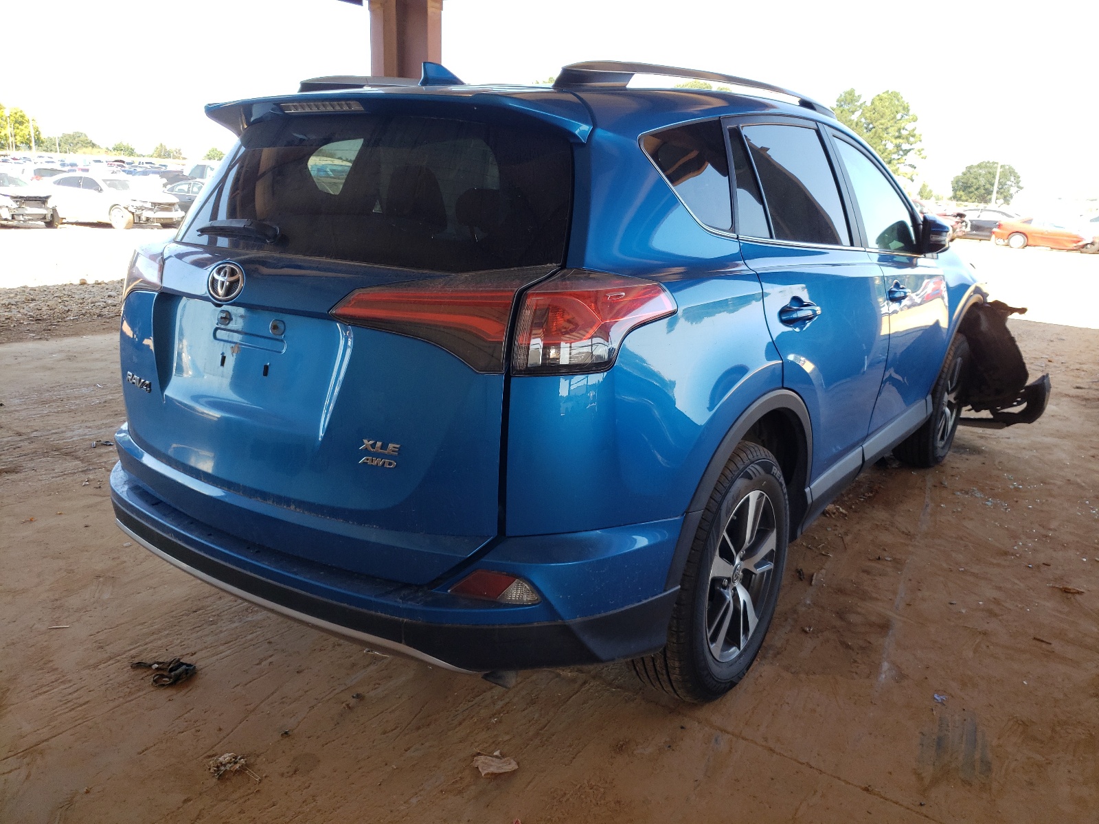 Photo 4 from auction – 2017 TOYOTA RAV4 XLE with VIN 2T3RFREV7HW578571