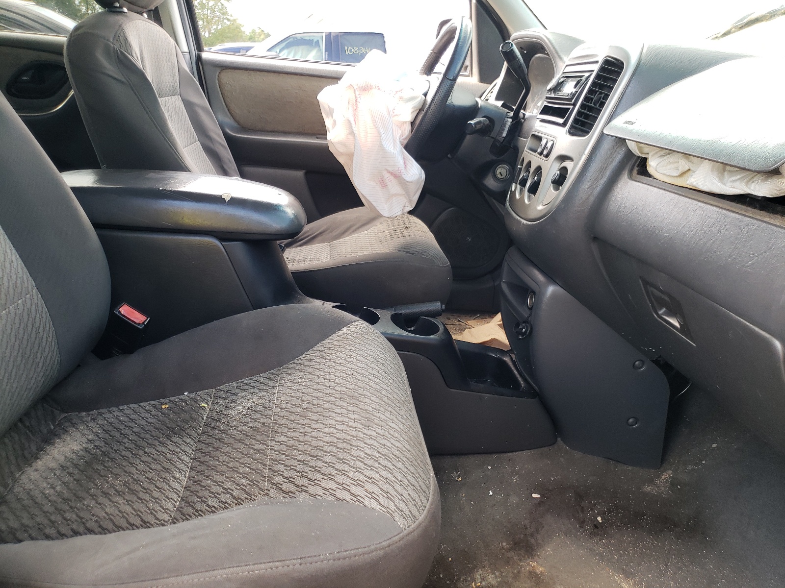 Photo 5 from auction – 2004 FORD ESCAPE XLT with VIN 1FMYU03134KA86633