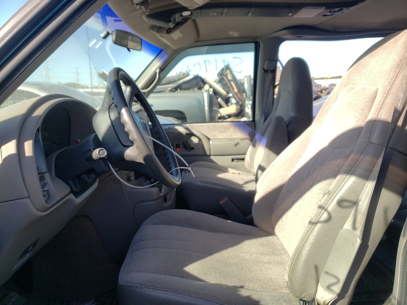 Photo 5 from auction – 2000 CHEVROLET ASTRO with VIN 1GNDM19W8YB208184