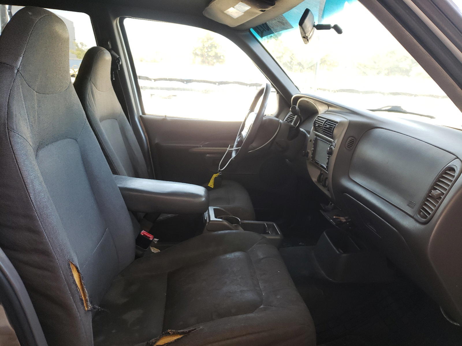 Photo 5 from auction – 2002 FORD EXPLORER S with VIN 1FMZU67E82UA99111