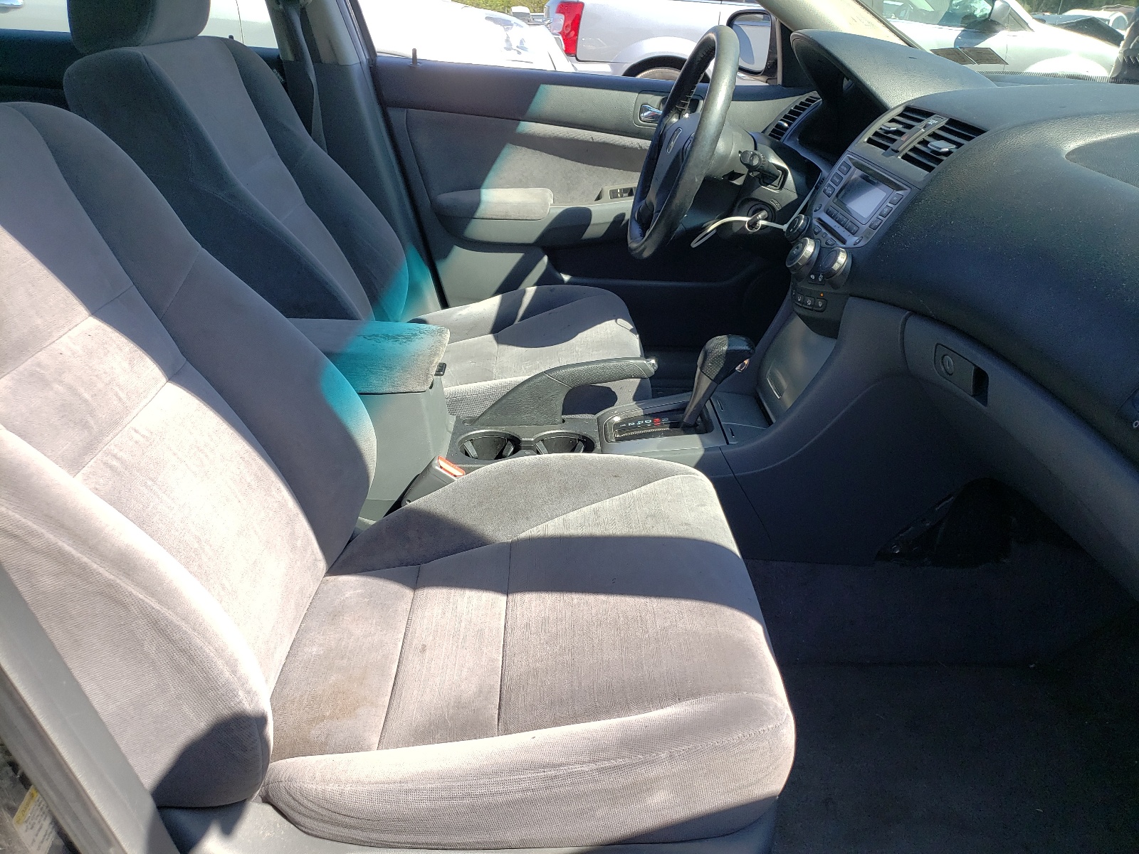 Photo 5 from auction – 2006 HONDA ACCORD with VIN JHMCM567X6C007370