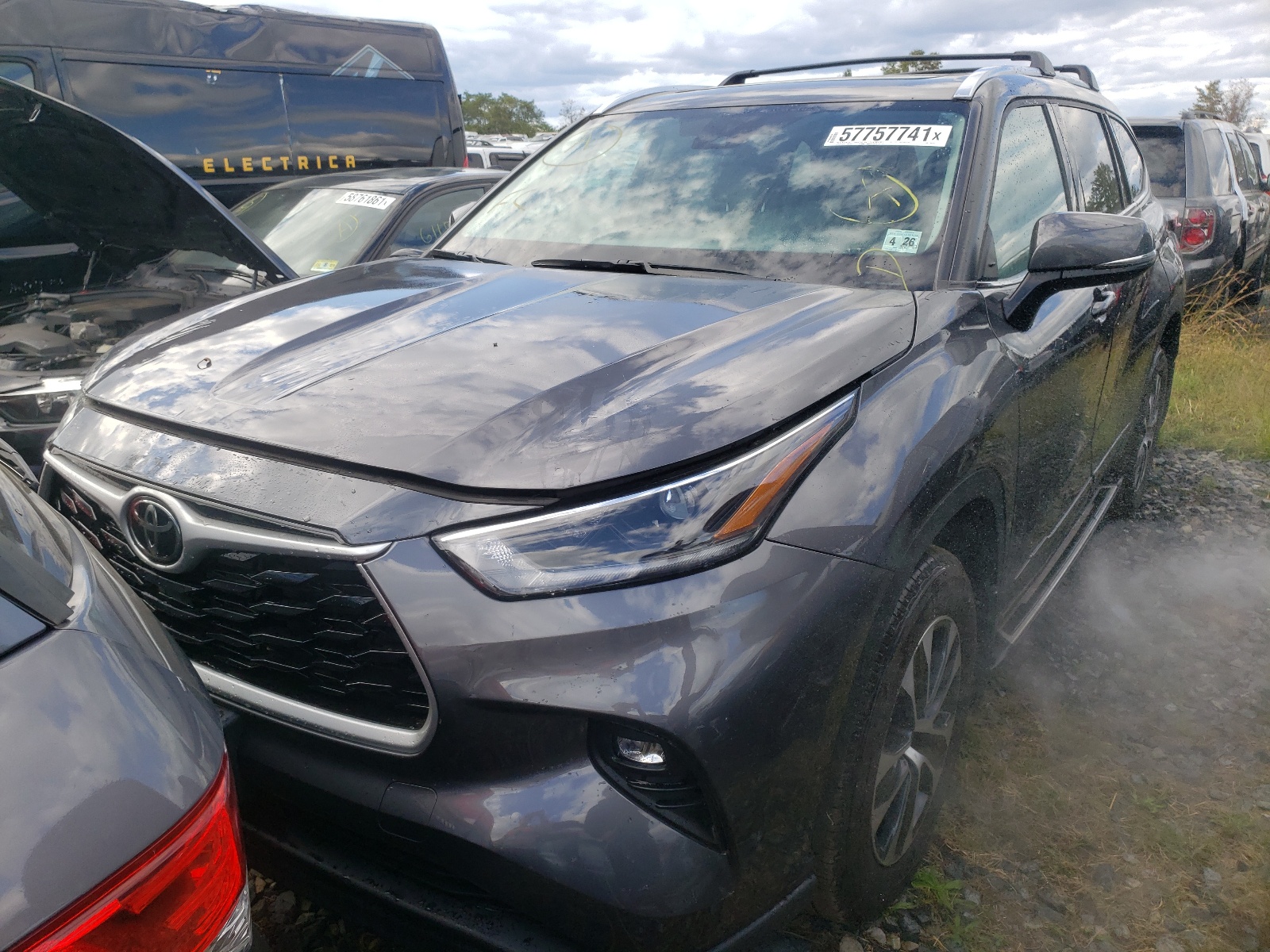 Photo 2 from auction – 2021 TOYOTA HIGHLANDER with VIN 5TDGZRBH3MS104142