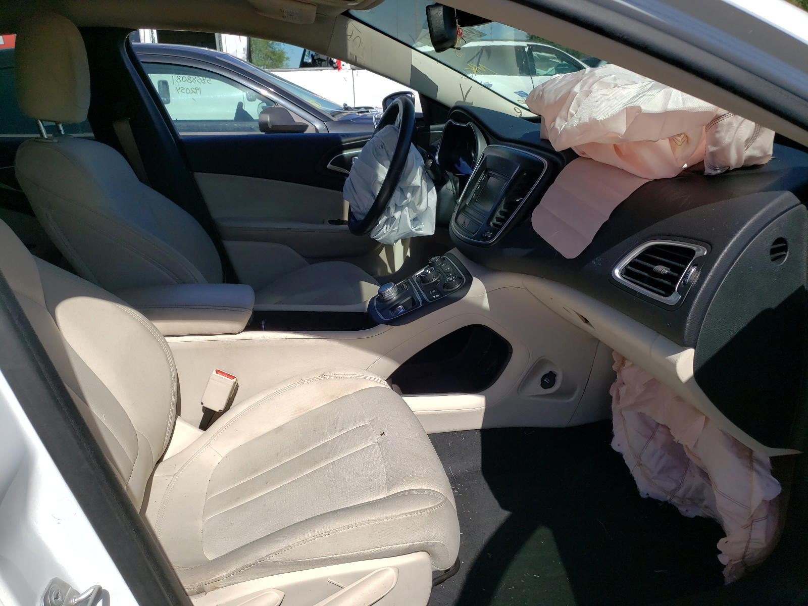 Photo 5 from auction – 2015 CHRYSLER 200 LIMITE with VIN 1C3CCCAB6FN640266