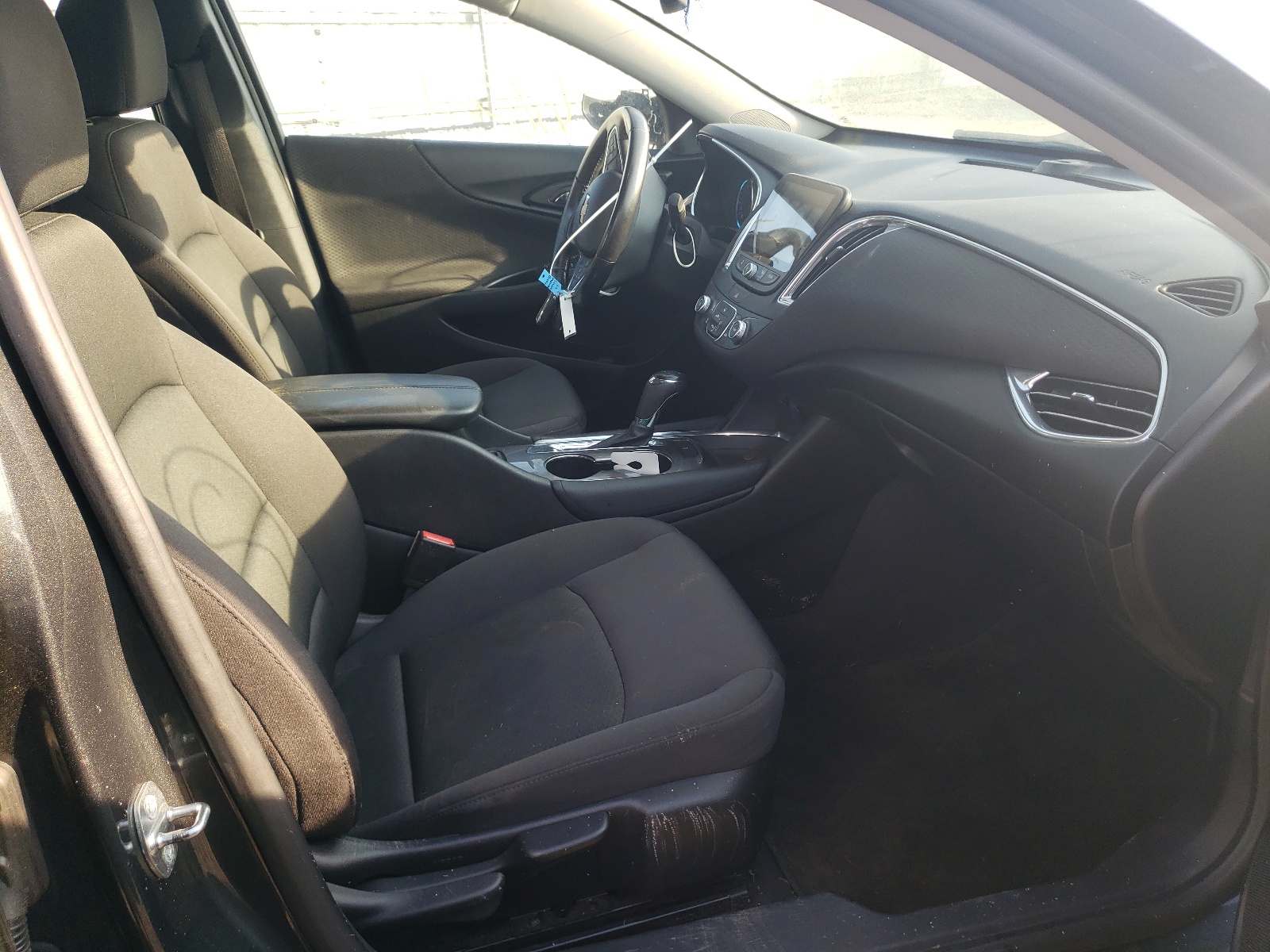 Photo 5 from auction – 2017 CHEVROLET MALIBU LT with VIN 1G1ZE5ST4HF196913