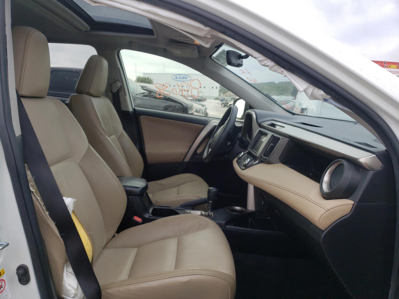 Photo 5 from auction – 2014 TOYOTA RAV4 XLE with VIN JTMWFREV0EJ007324