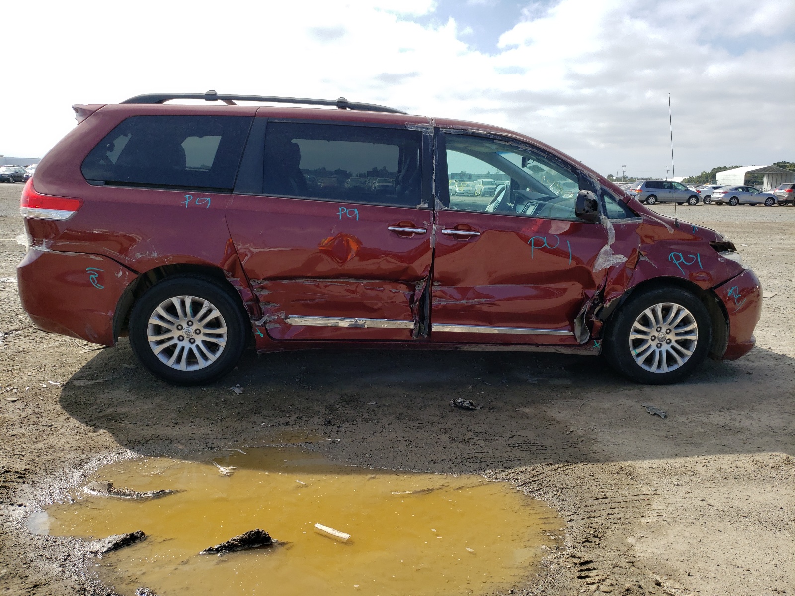 Photo 9 from auction – 2014 TOYOTA SIENNA XLE with VIN 5TDYK3DC6ES441476