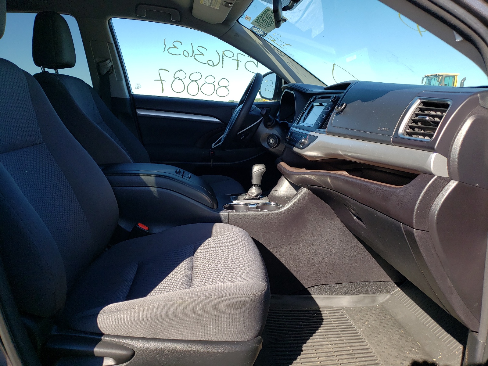 Photo 5 from auction – 2016 TOYOTA HIGHLANDER with VIN 5TDZARFH9GS017795