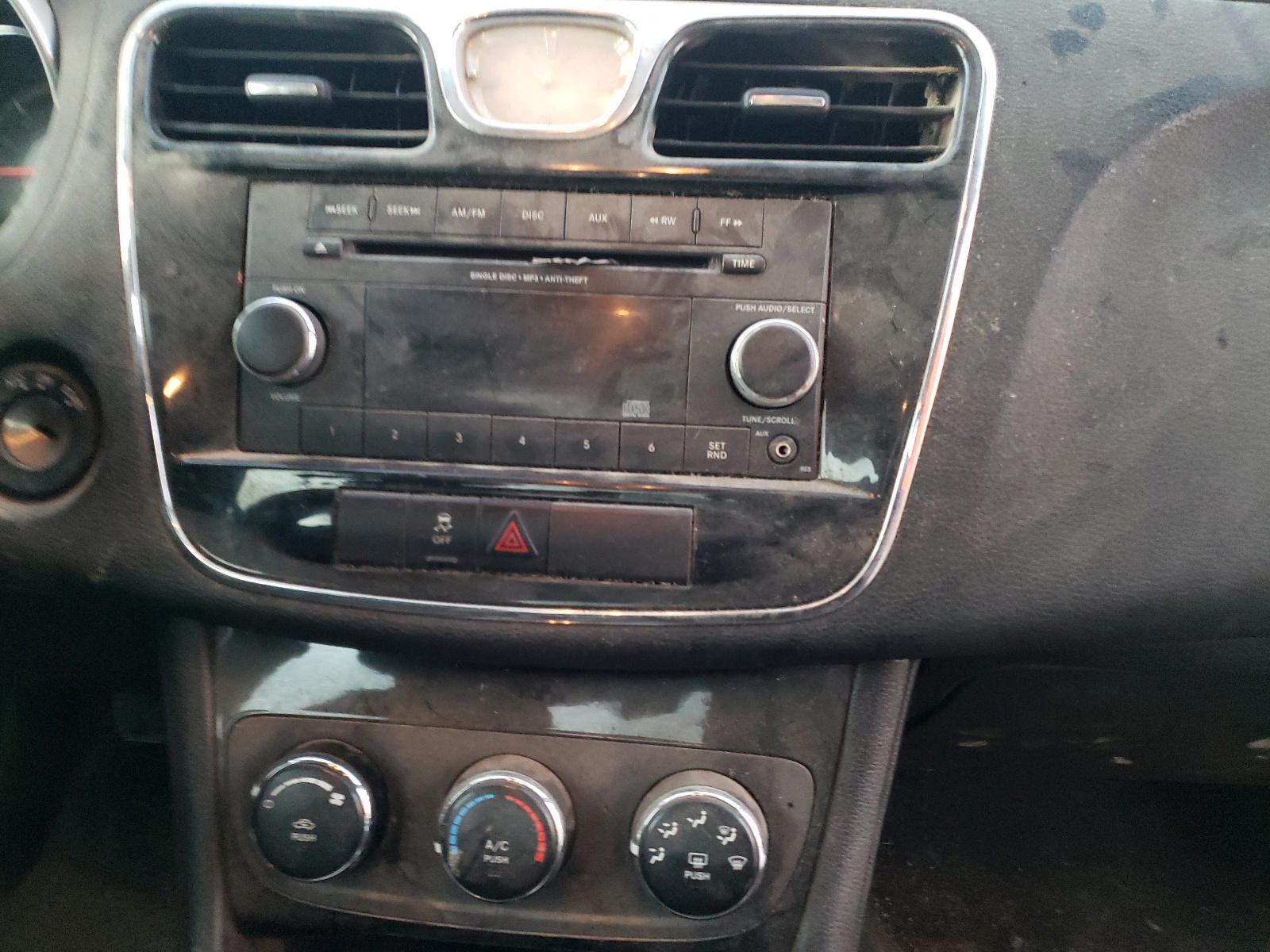 Photo 9 from auction – 2013 CHRYSLER 200 LX with VIN 1C3CCBAB5DN641707