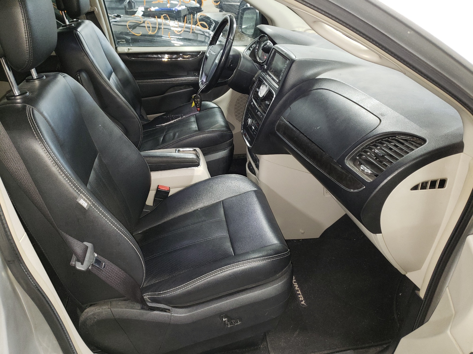 Photo 5 from auction – 2012 CHRYSLER TOWN & COU with VIN 2C4RC1CG8CR124475