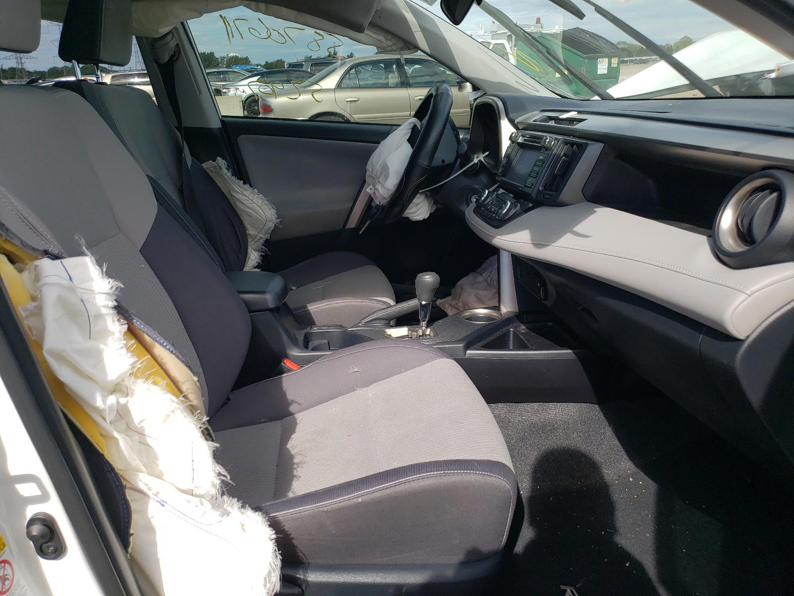Photo 5 from auction – 2015 TOYOTA RAV4 XLE with VIN JTMRFREV3FJ024133