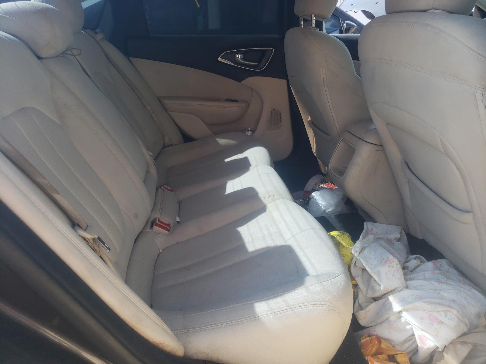 Photo 6 from auction – 2015 CHRYSLER 200 LIMITE with VIN 1C3CCCAB9FN670264