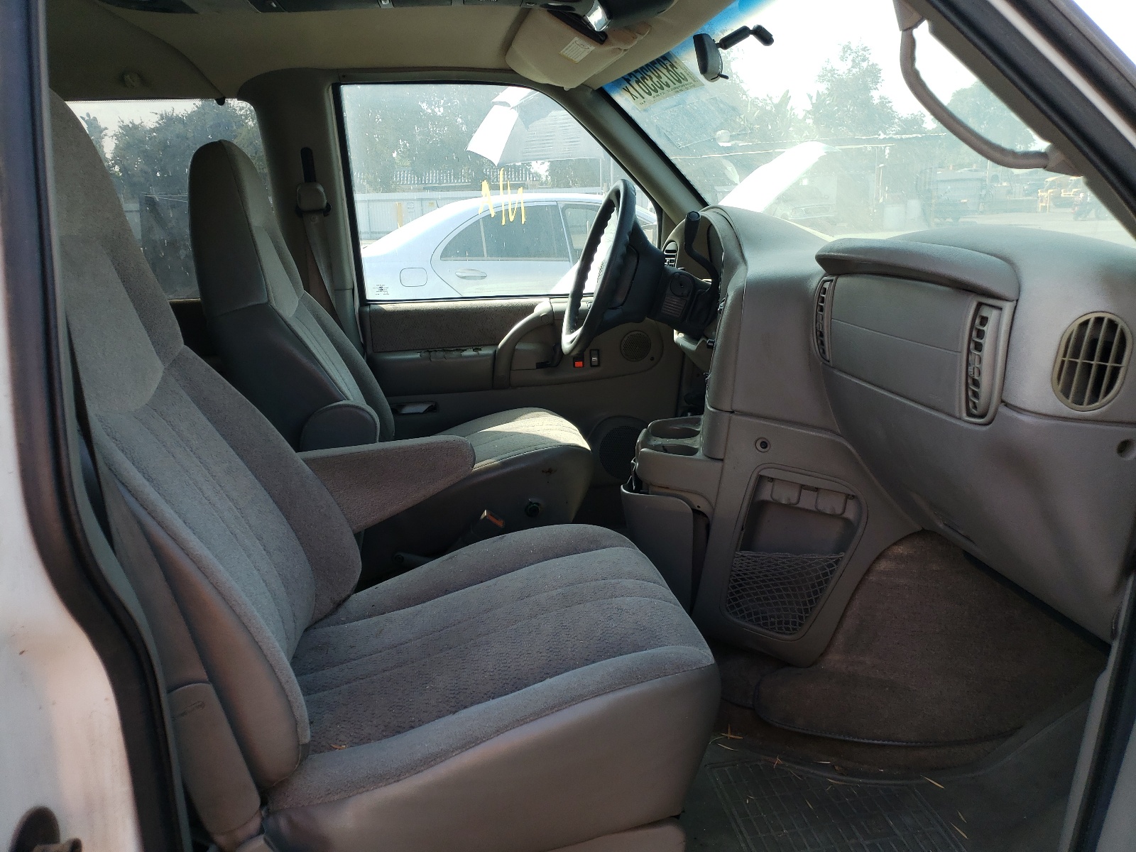 Photo 5 from auction – 2001 CHEVROLET ASTRO with VIN 1GNDM19WX1B144770