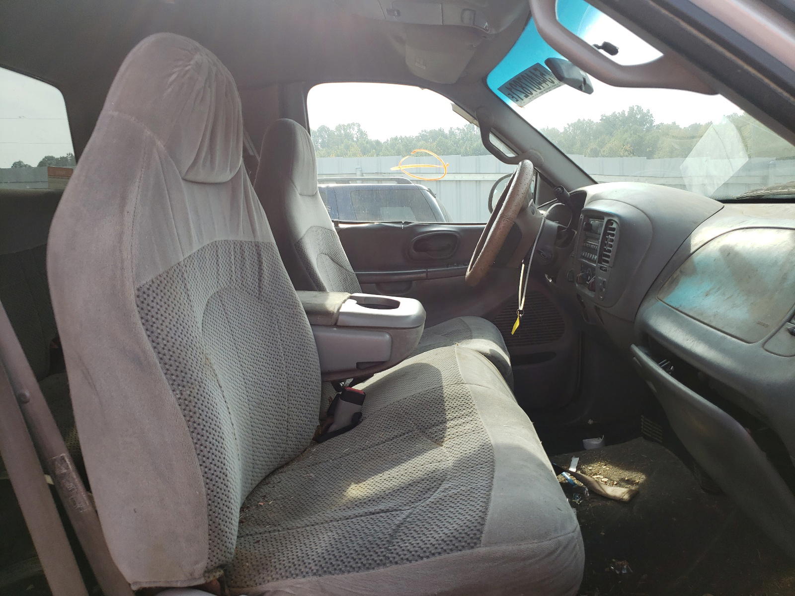Photo 5 from auction – 2000 FORD F-150 with VIN 1FTRX18LXYNA91073