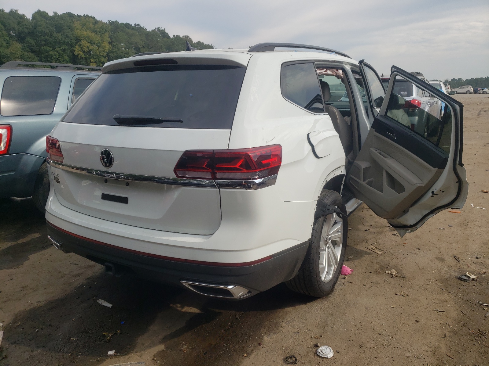 Photo 4 from auction – 2021 VOLKSWAGEN ATLAS SE with VIN 1V2JR2CA1MC592425