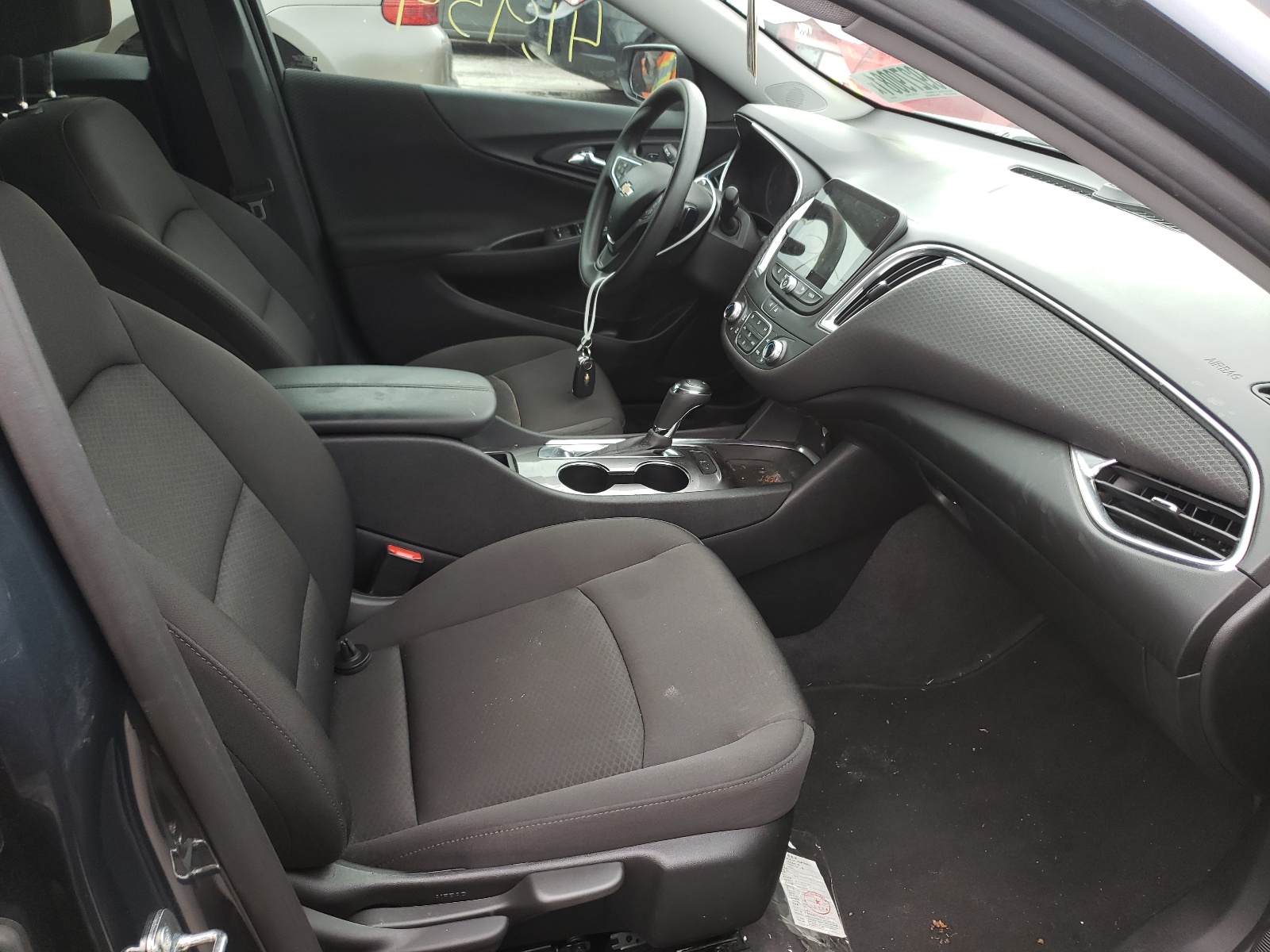 Photo 5 from auction – 2020 CHEVROLET MALIBU LT with VIN 1G1ZD5ST2LF027887