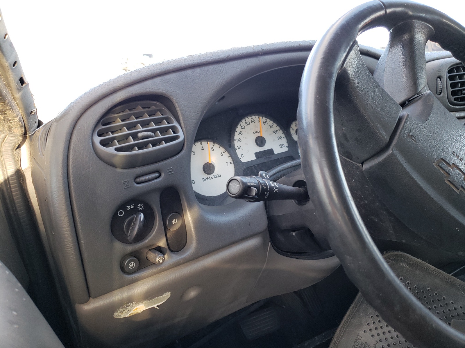 Photo 8 from auction – 2002 CHEVROLET TRAILBLAZE with VIN 1GNDT13S422101259