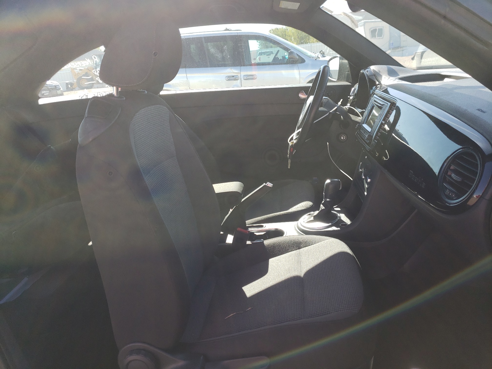 Photo 5 from auction – 2018 VOLKSWAGEN BEETLE S with VIN 3VWFD7AT2JM721061