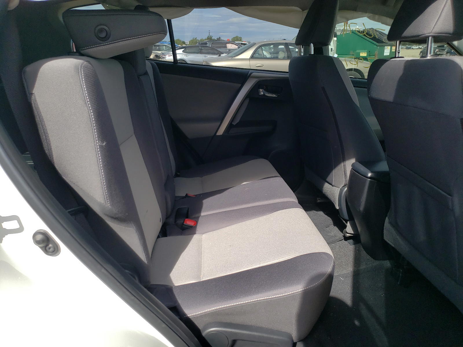 Photo 6 from auction – 2015 TOYOTA RAV4 XLE with VIN JTMRFREV3FJ024133
