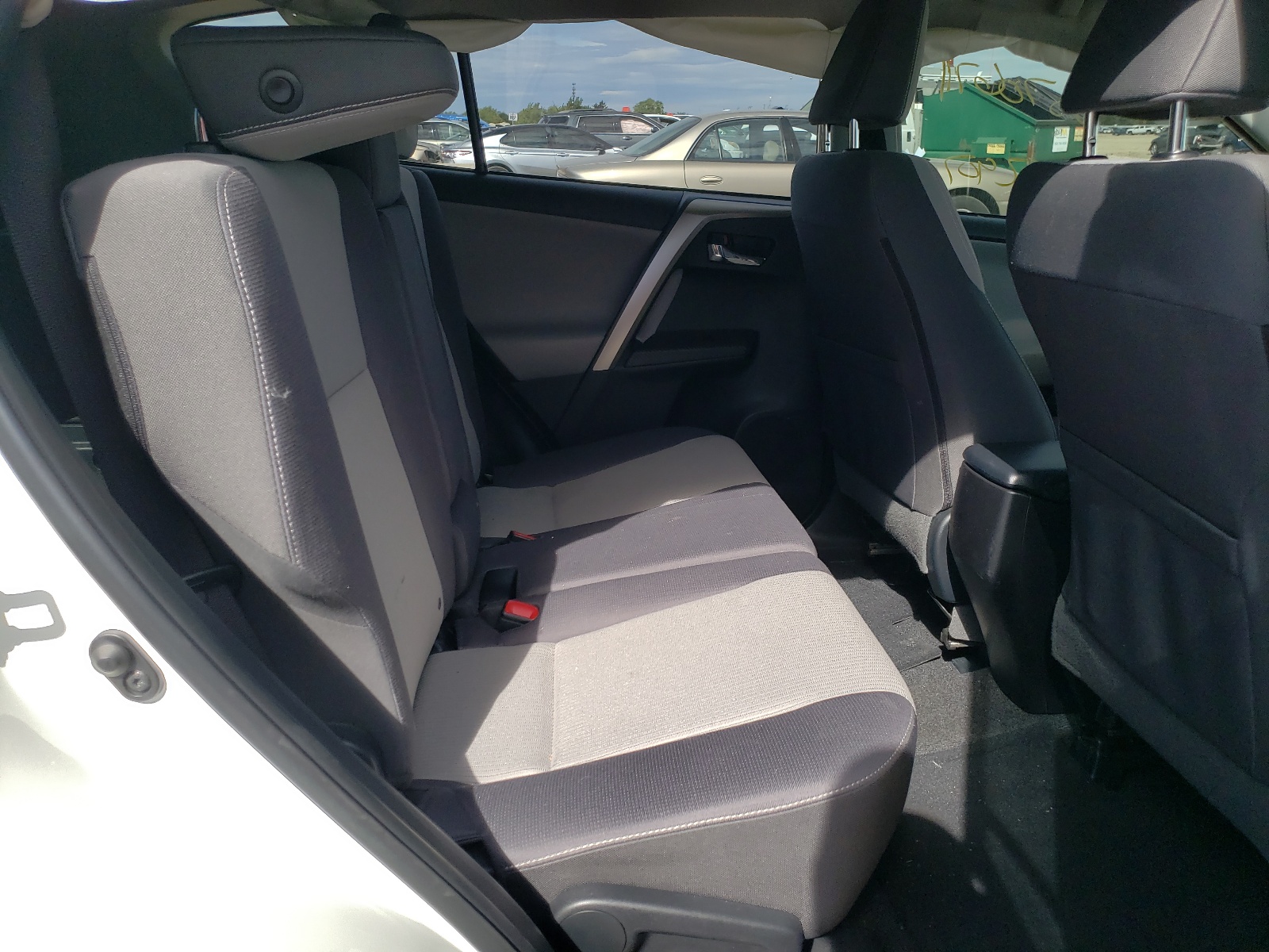 Zdjęcie 6 z aukcji – 2015 TOYOTA RAV4 XLE z VIN JTMRFREV3FJ024133