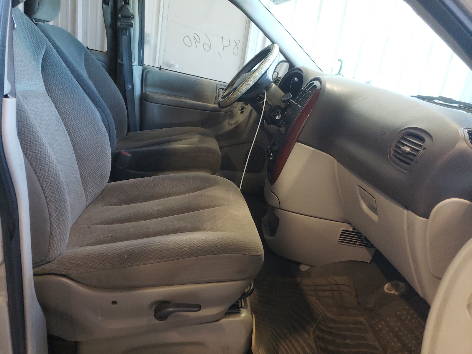 Photo 5 from auction – 2005 CHRYSLER TOWN & COU with VIN 2C4GP44R25R197292