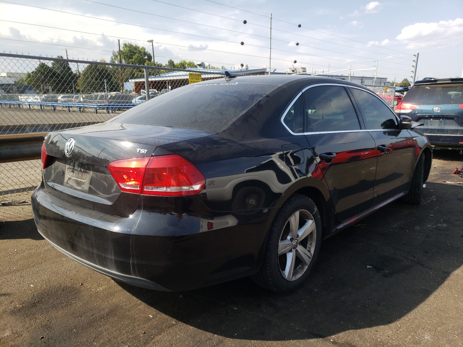 Photo 4 from auction – 2014 VOLKSWAGEN PASSAT S with VIN 1VWAT7A37EC058798