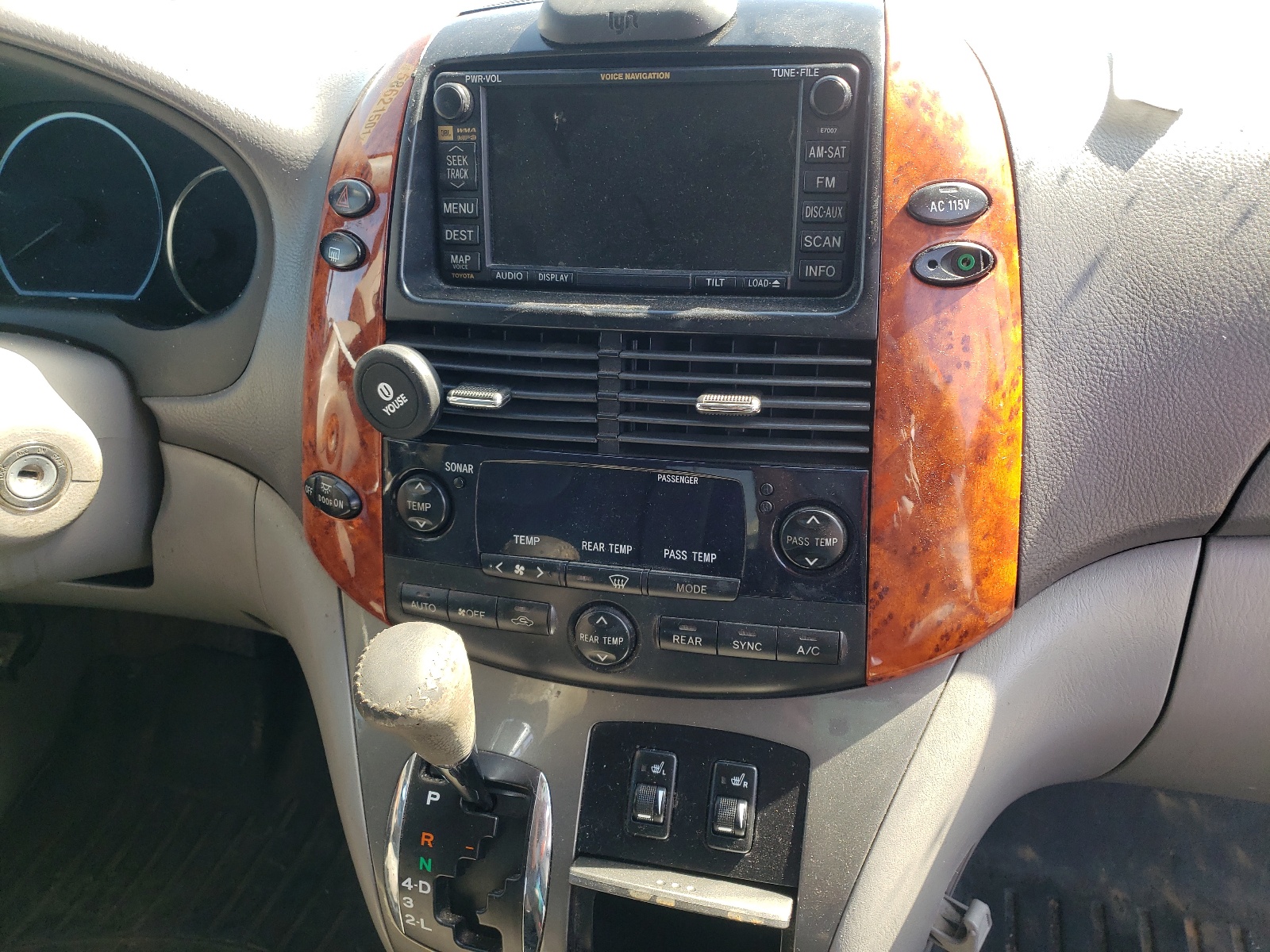 Photo 9 from auction – 2010 TOYOTA SIENNA XLE with VIN 5TDYK4CC2AS315570