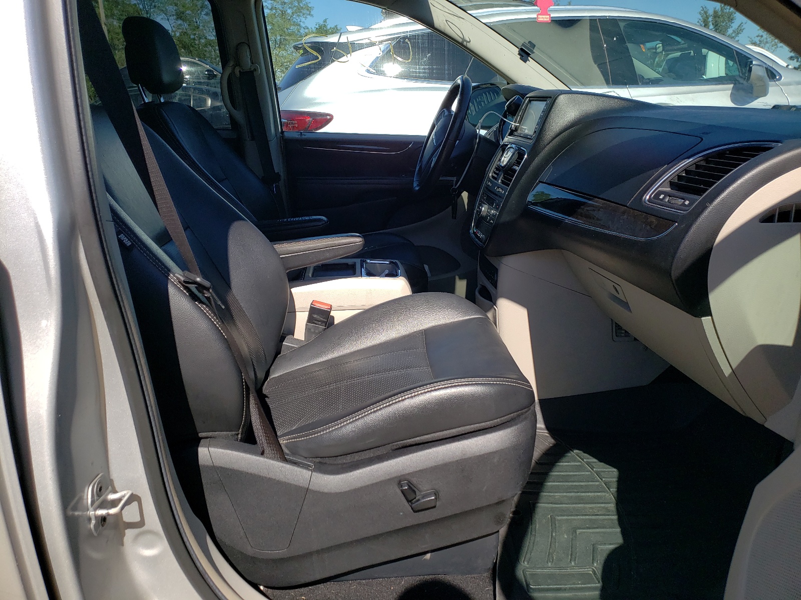 Photo 5 from auction – 2012 CHRYSLER TOWN & COU with VIN 2C4RC1CG9CR124999