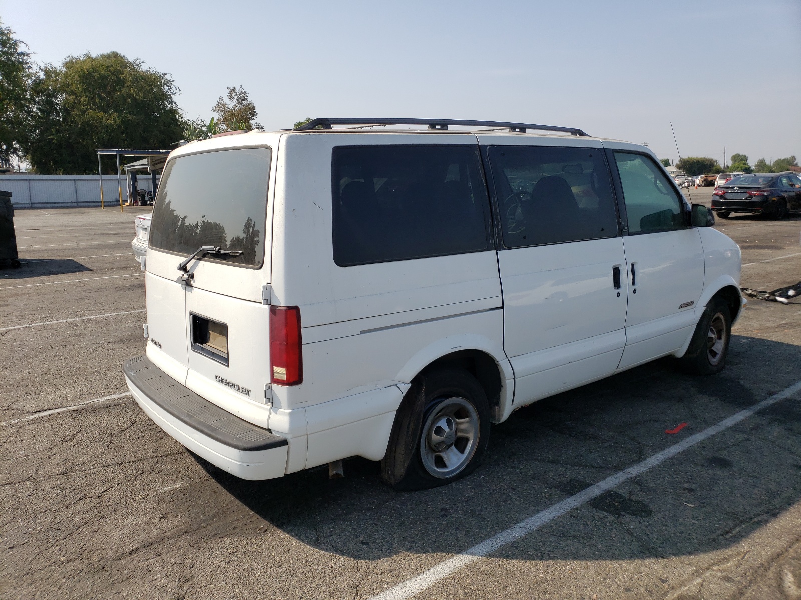 Photo 4 from auction – 2001 CHEVROLET ASTRO with VIN 1GNDM19WX1B144770