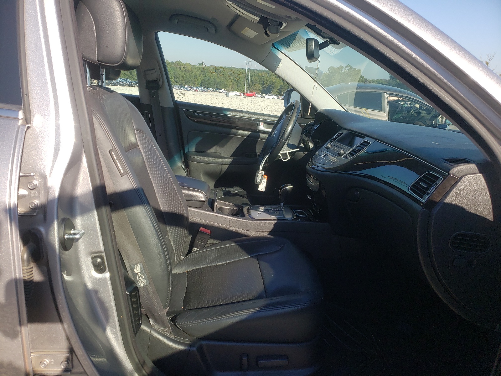 Photo 5 from auction – 2013 HYUNDAI GENESIS 3. with VIN KMHGC4DD4DU226708