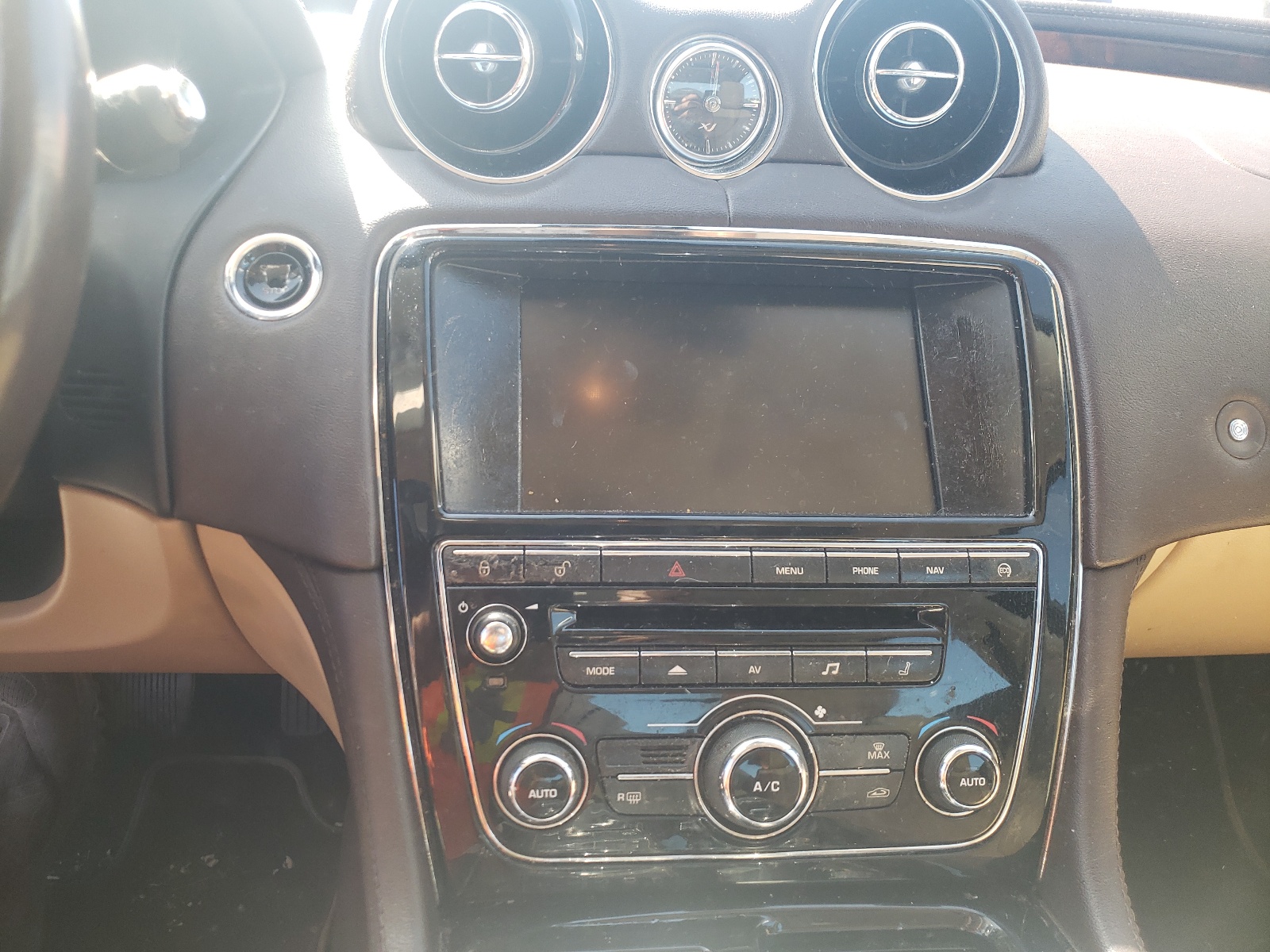 Photo 9 from auction – 2015 JAGUAR XJ with VIN SAJWA1CZ0F8V78134