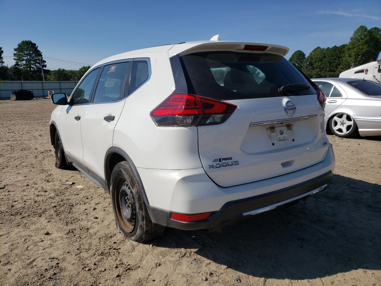 Photo 3 from auction – 2017 NISSAN ROGUE S with VIN KNMAT2MV6HP529324