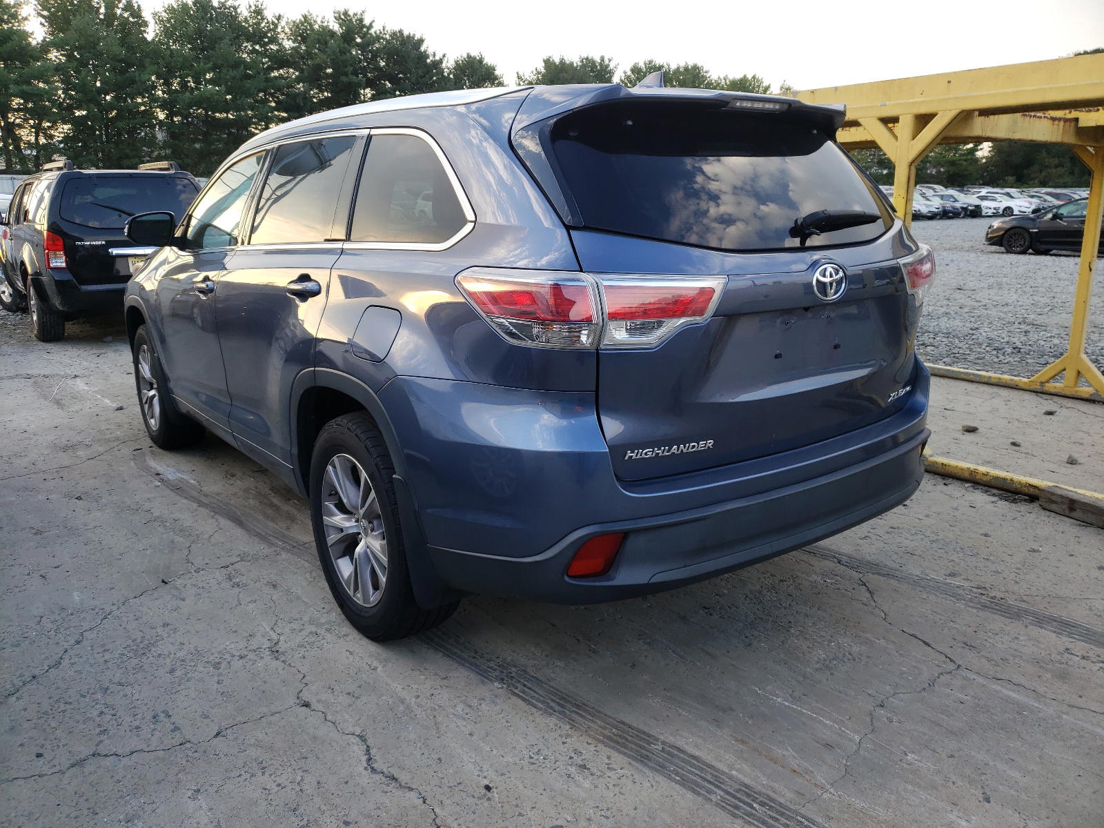 Photo 3 from auction – 2015 TOYOTA HIGHLANDER with VIN 5TDJKRFH5FS117126