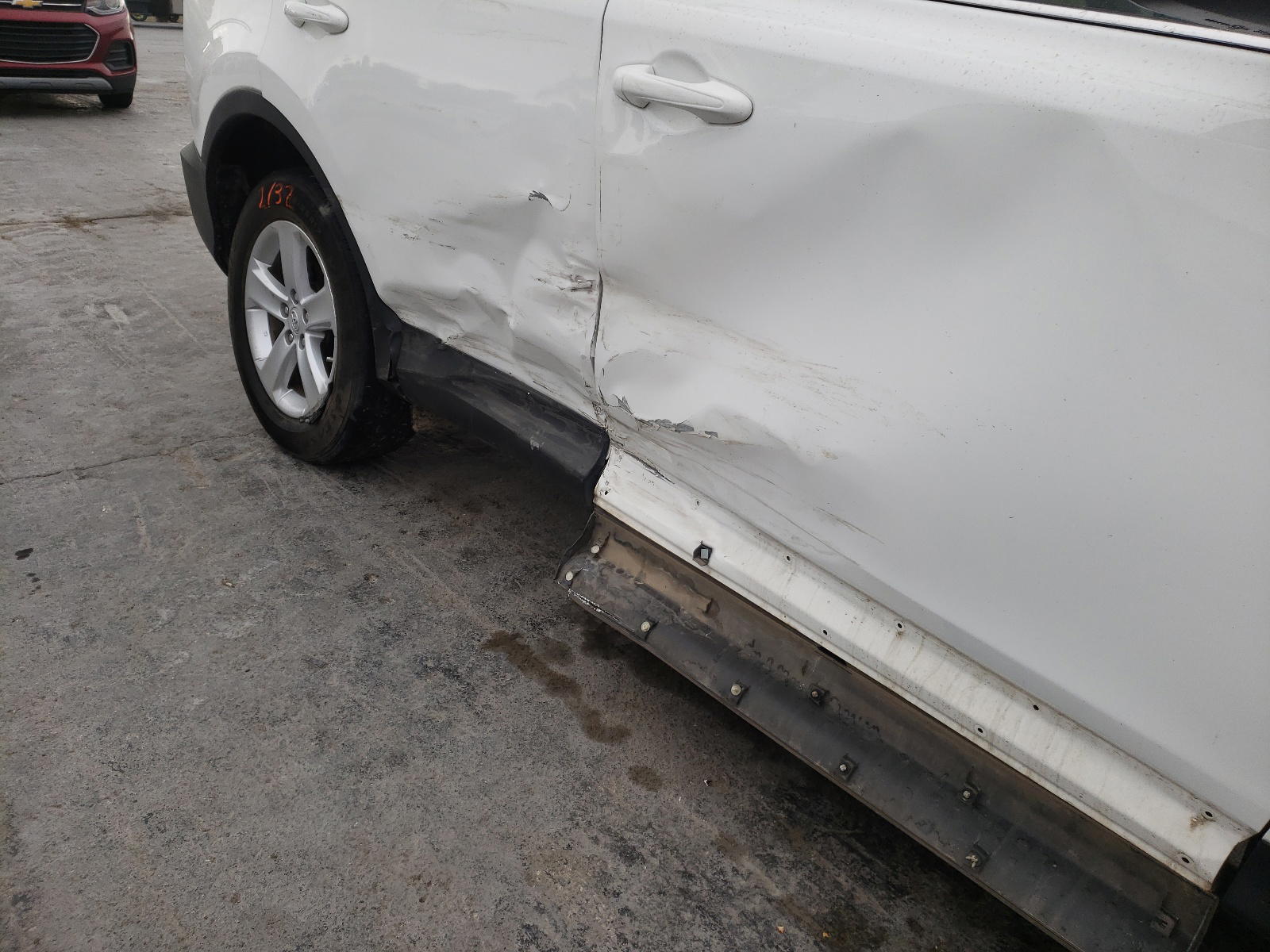 Photo 9 from auction – 2014 TOYOTA RAV4 XLE with VIN JTMWFREV0EJ007324
