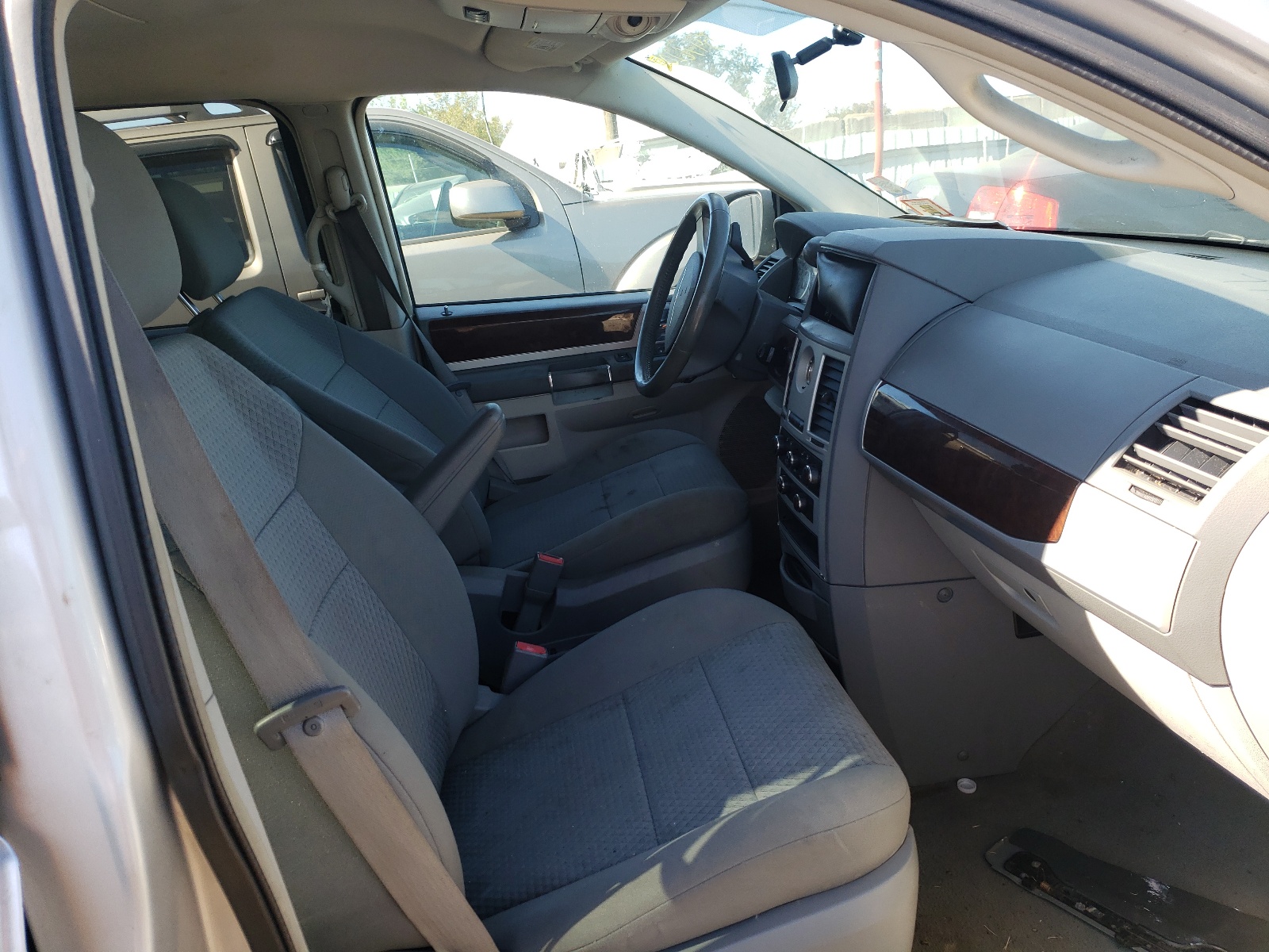 Photo 5 from auction – 2010 CHRYSLER TOWN & COU with VIN 2A4RR5D17AR369937