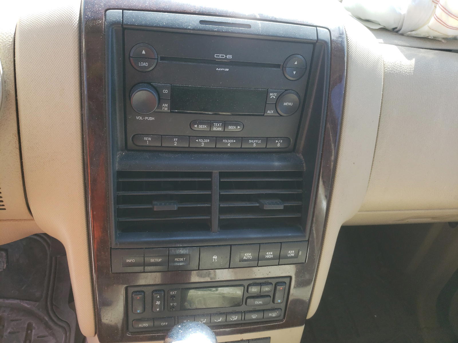 Photo 9 from auction – 2006 FORD EXPLORER L with VIN 1FMEU75876ZA26287